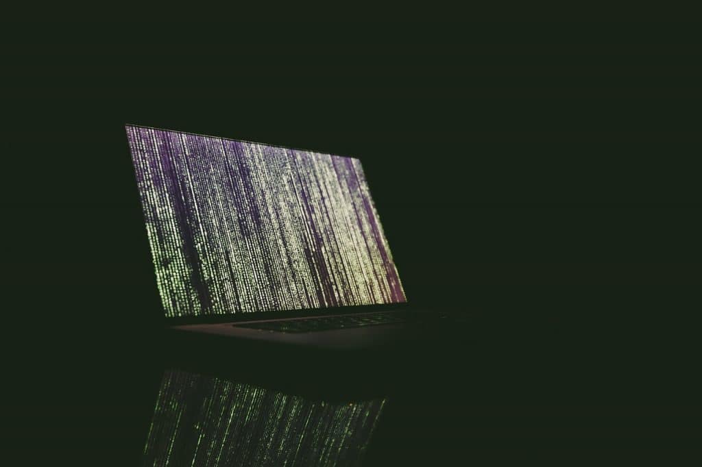 tela de computador em fundo escuro, simulando processo de programa&ccedil;&atilde;o - foto pixabay
lgpd