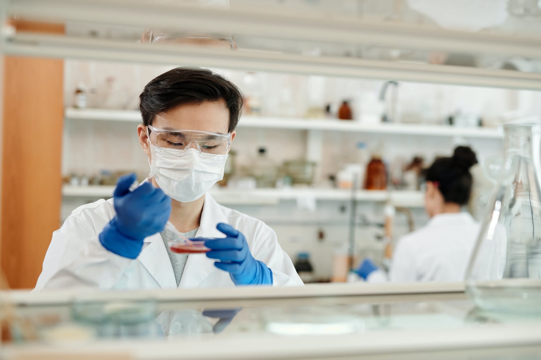 Homem fazendo experi&ecirc;ncia em laborat&oacute;rio Photo by Edward Jenner on Pexels.com
