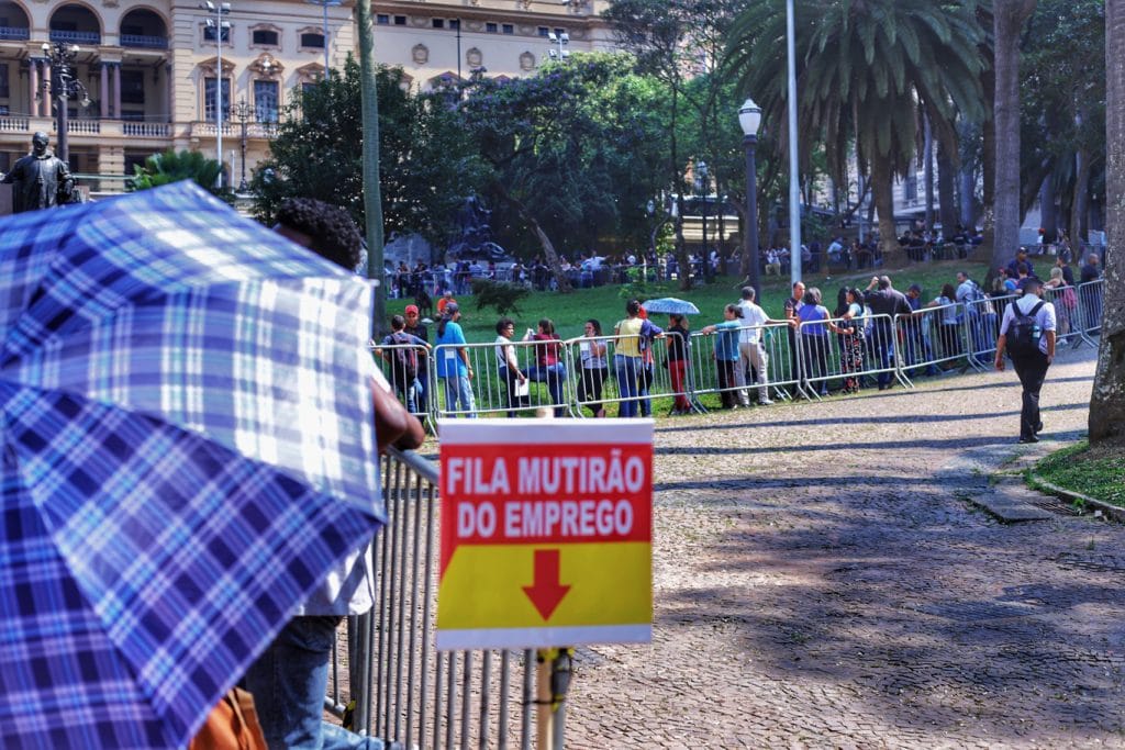 Fila de mutir&atilde;o do emprego - longa fila de desempregados - foto-roberto-parizotti-fotos-publicas