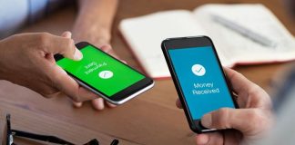 foto de simulação de duas pessoas fazendo transferência de recursos por celulares
