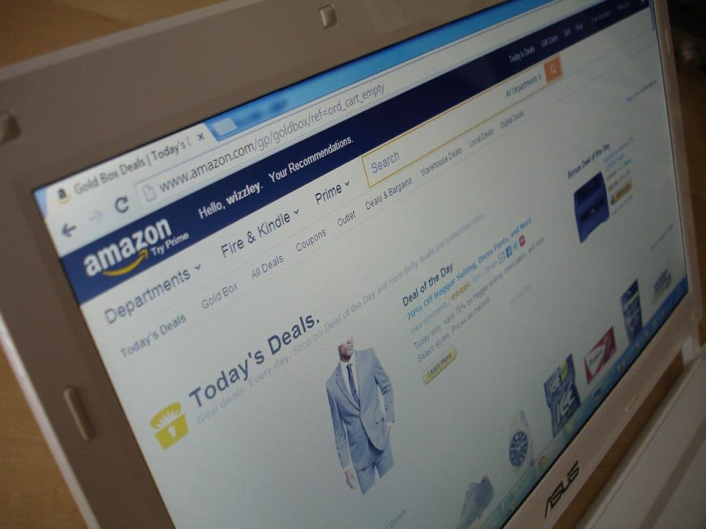 Computador aberto em tela de com&eacute;rcio eletr&ocirc;nico da Amazon - foto: Pixabay