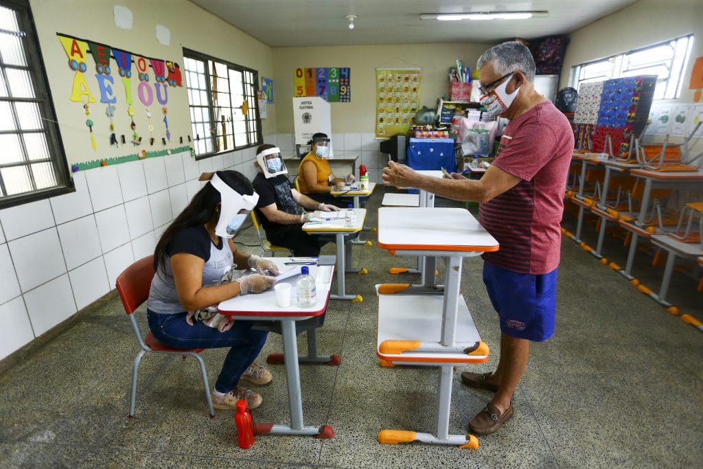 Eleitor mostra documento &agrave; dist&acirc;ncia para mes&aacute;ria das elei&ccedil;&otilde;es =Marcelo Camargo/Ag&ecirc;ncia Brasil