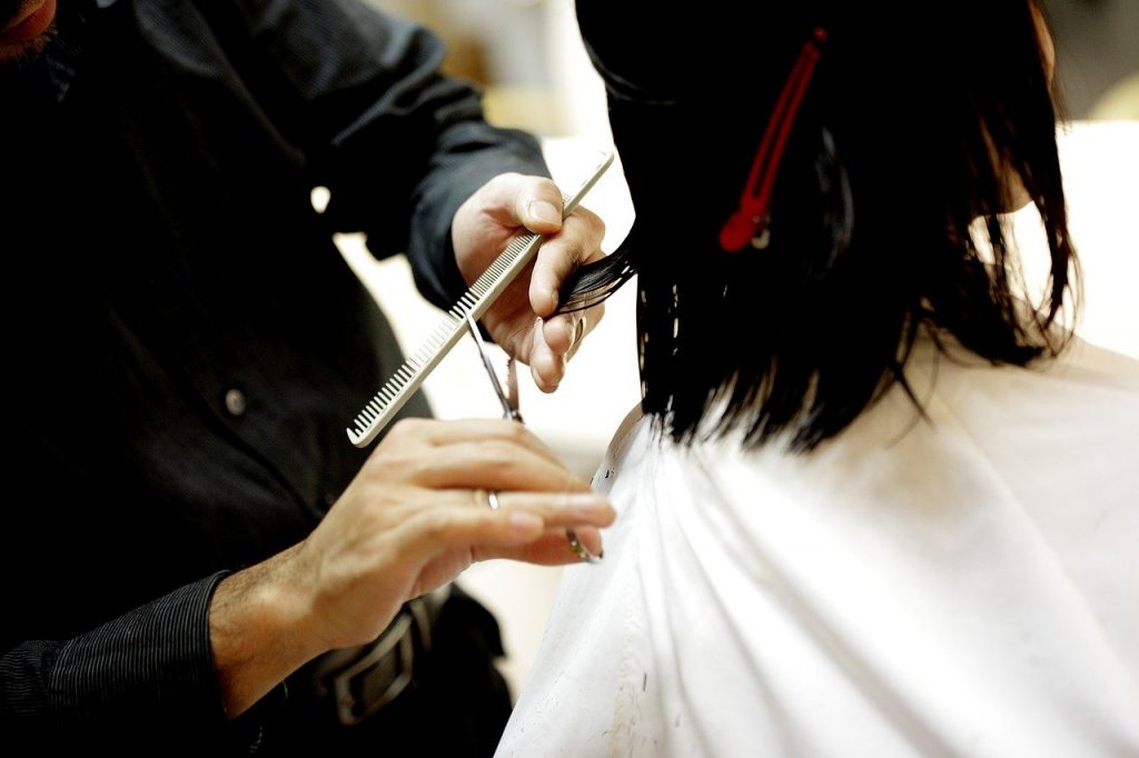 detalhe de m&atilde;o de cabeleiro profissional fazendo corte de cabelo - foto: Pixabay