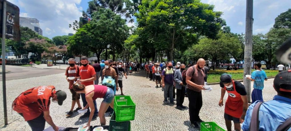 fila de pessoas em busca de comida fornecida pelo MST - foto: Fotos publicas