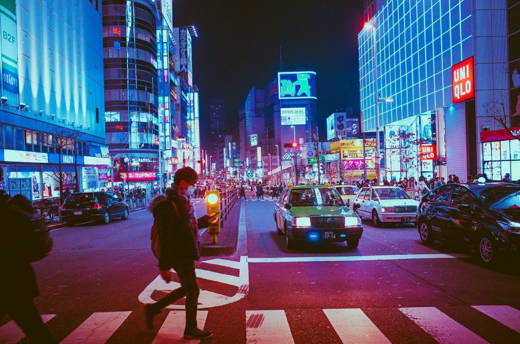 japao osaka homem atressando rua movimentada e repleta de letreiros eletronicos foto pixabay