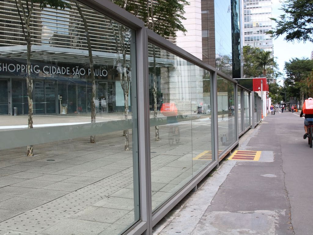 foto de entrada do shopping cidade de s&atilde;o paulo, sem movimento de pessoas na rua - foto rovena rosa agencia brasil