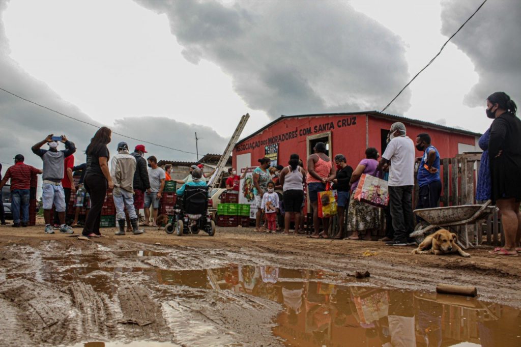 MST promove distribui&ccedil;&atilde;o de alimentos em &aacute;rea miser&aacute;vel - Fotos Valmir Neves Fernandes/MST-PR e Giorgia Prates