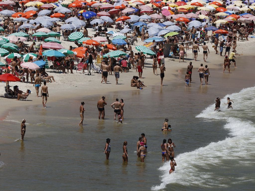 praia de Ipanema, no Rio de janeiro, lotada no &uacute;ltimo dia do ano, apesar da pandemia - Foto: Fernando Fraz&atilde;o - Ag&ecirc;ncia Brasil