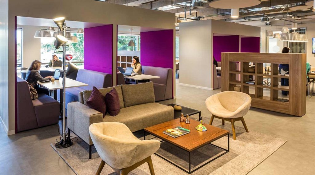 pessoas trabalhando em um espa&ccedil;o compartilhado de trabalho - coworkings
