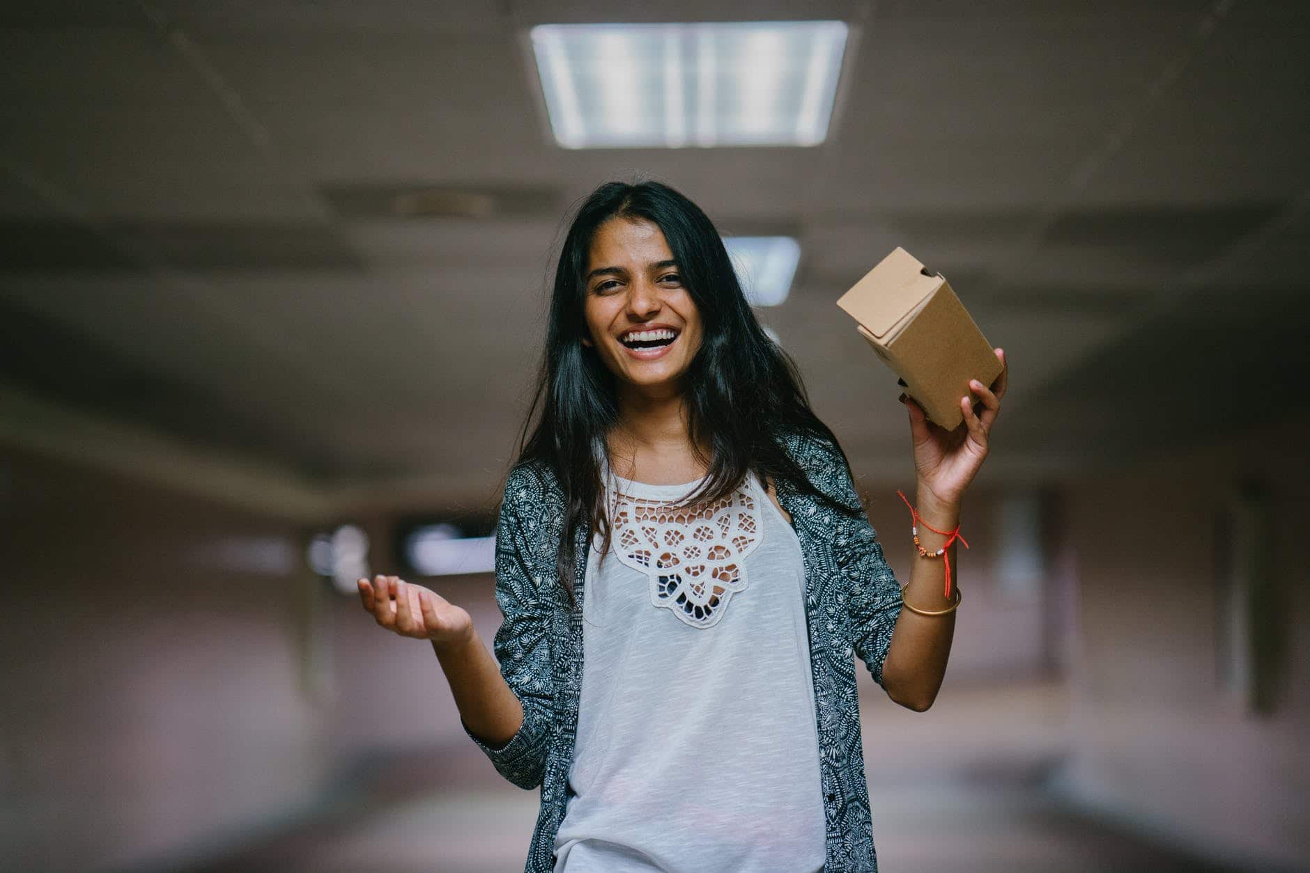 futuro do varejo: foto ilustrativa. 
mulher segura caixa de embalagem marron
woman holding brown cardboard box