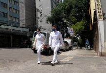 Conversas sobre o futuro: o que leva as pessoas a buscar novas profissões duas profissionais da saúde, de máscara, caminham em uma rua vazia de são paulo - foto: fotos públicas