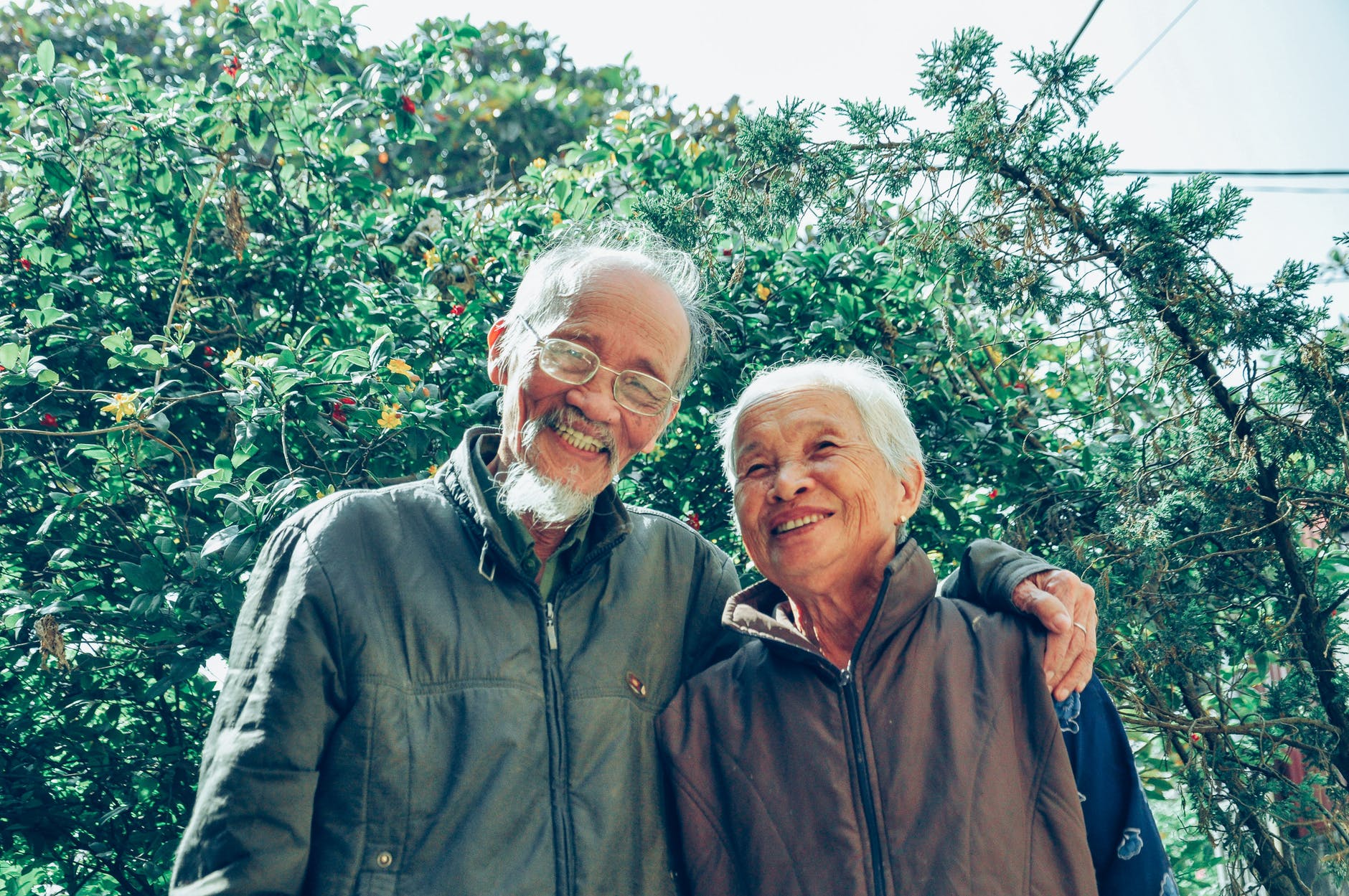 smiling man and woman wearing jackets
casal de idosos sorridentes - Conhe&ccedil;a mais sobre a gerontologia, profiss&atilde;o do futuro que aborda o processo de crescente envelhecimento das popula&ccedil;&otilde;es
