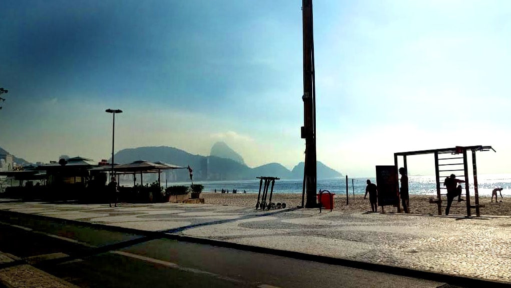 praia vazia no litoral do Rio de Janeiro por causa da pandemia