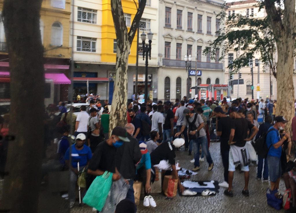 Aglomera&ccedil;&atilde;o de pessoas em pra&ccedil;a na capital paulista, apesar das medidas restritivas do governo - Foto Paulo Pinto / Fotos Publicas