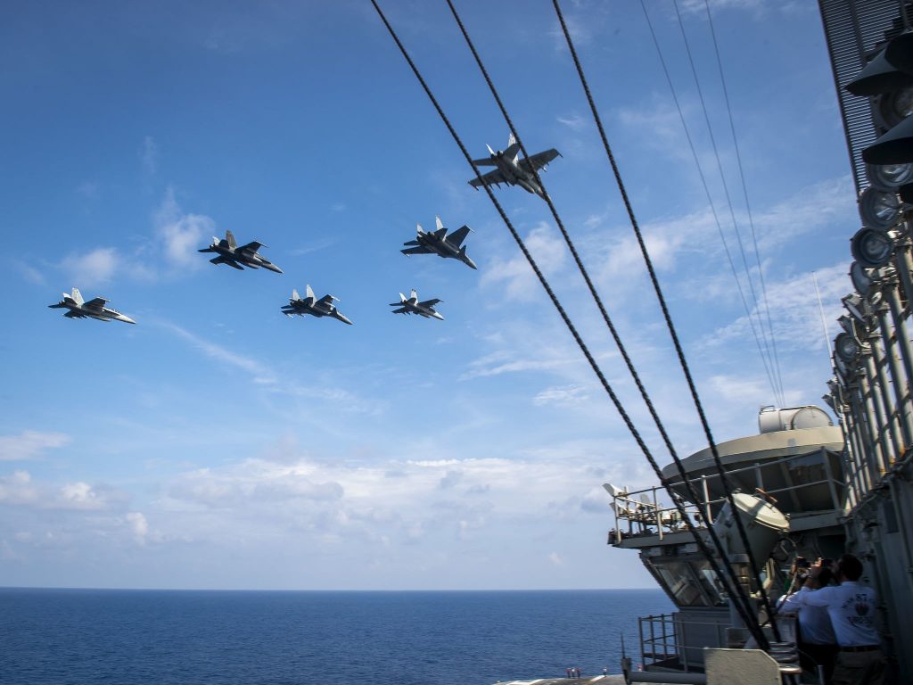 avi&otilde;es de guerra dos estados unidos sobrevoam porta-avi&atilde;o - foto marinha dos estados unidos