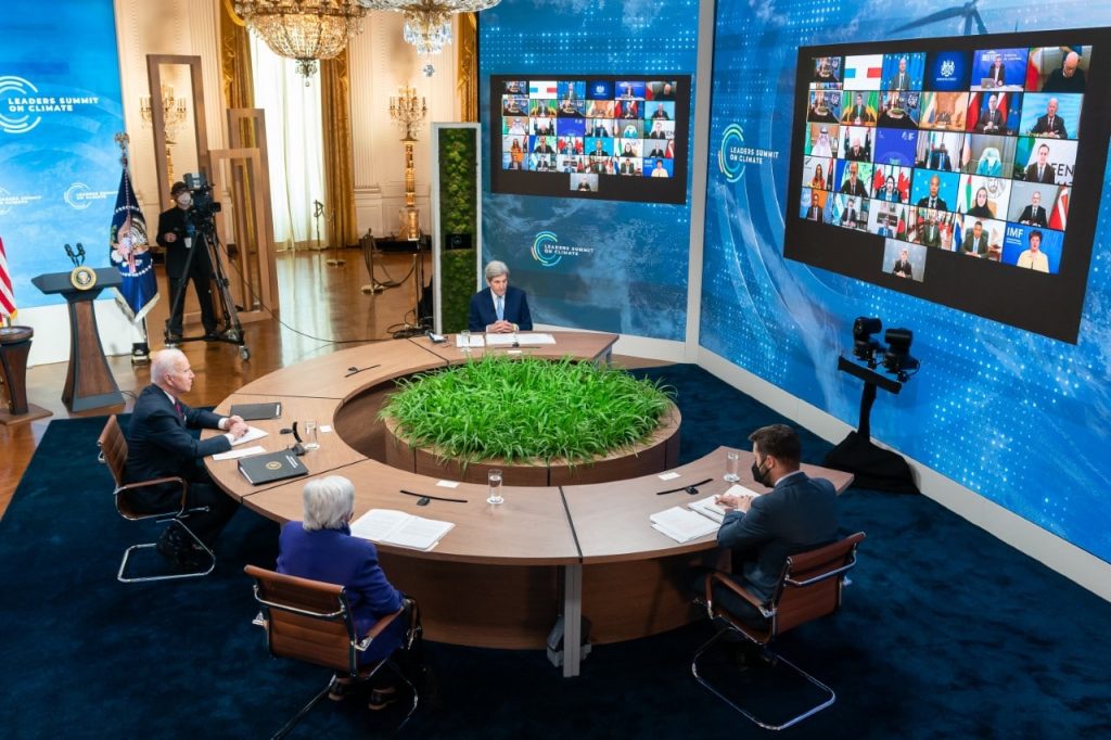 foto do ambiente de discuss&atilde;o sobre os desafios clim&aacute;ticos, na casa branca, sede do governo dos EUA. White House photo by Adam Schultz