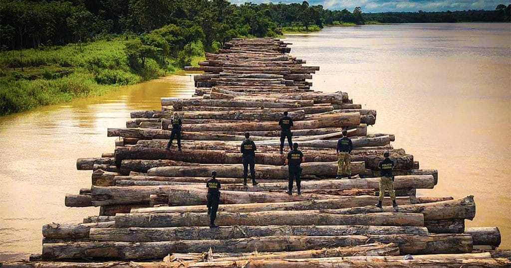 Carregamento de toras em balsa, apreendido pela Pol&iacute;cia Federal em dezembro.