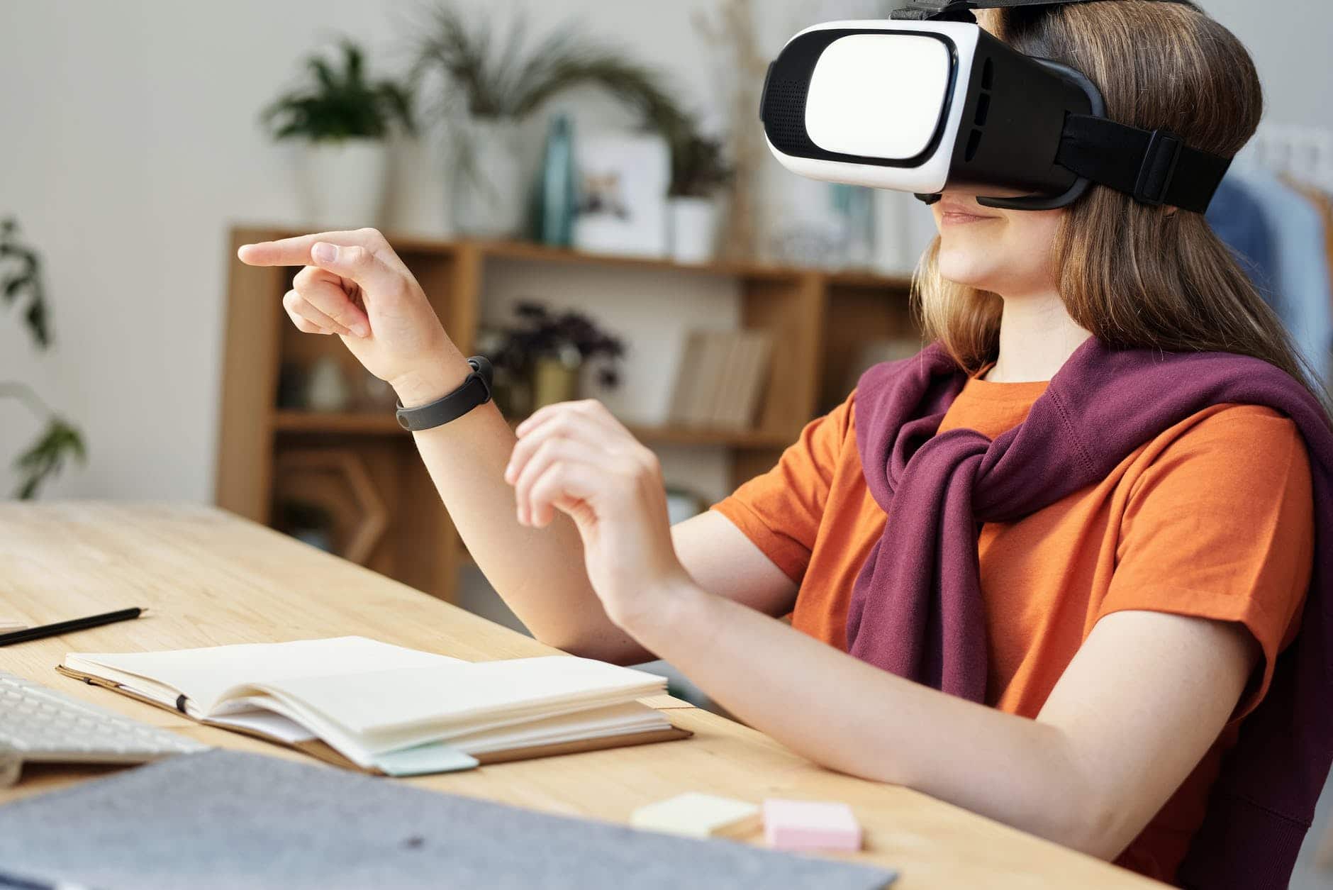 girl wearing black and white vr goggles
garota usa &oacute;culos de realidade virtual preto e branco - mat&eacute;rias sobre como a realidade virtual ganha presen&ccedil;a na vida das pessoas