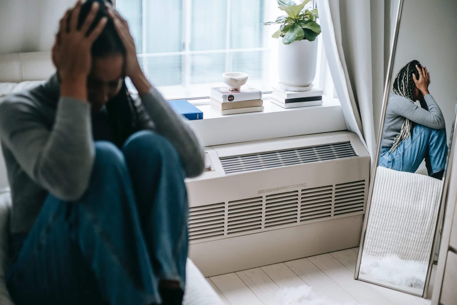 depressed woman having headache and stress
Uma nova pandemia est&aacute; prevista para o futuro. O trauma gerado pelo coronav&iacute;rus vai deixar um legado de crises de sa&uacute;de mental