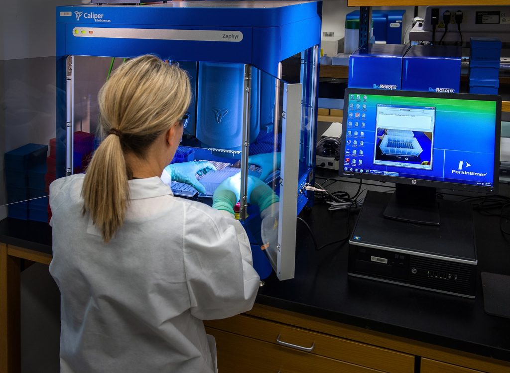 Photo by CDC on Unsplash
Mulher realiza estudo diante de tecnologia de laborat&oacute;rio m&eacute;dico