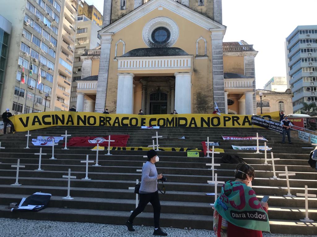 Nas Notas econ&ocirc;micas desta semana o destaque para a cpi da covid. foto mostra escadaria de igreja com mensagens de protestos por vacina e contra o aumento da fome