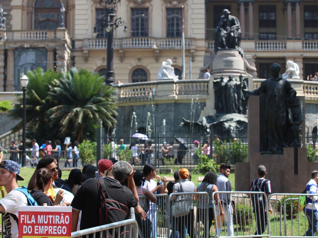 fila de pessoas buscando empregos em s&atilde;o paulo. 
Foto: agencia brasil