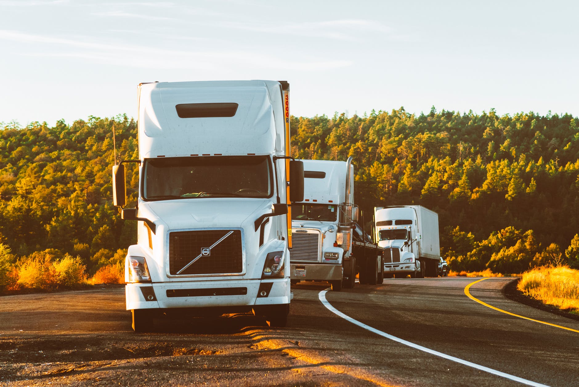 white volvo semi truck on side of road
Com o avan&ccedil;o das solu&ccedil;&otilde;es inteligentes em gest&atilde;o de frotas, transportadoras conseguem automatizar e unificar processos, aprimorando sua log&iacute;stica