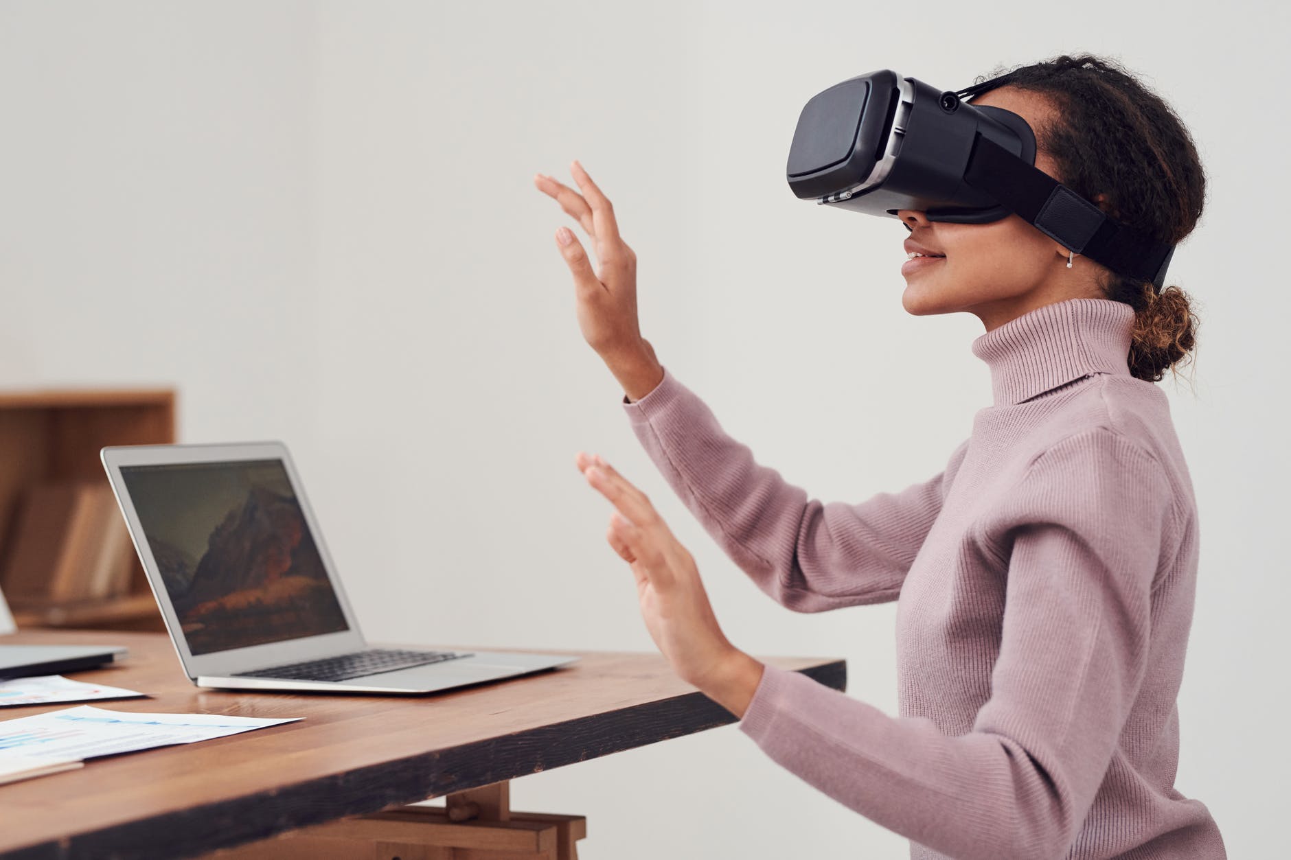 person using virtual reality goggles
mulher usando realidade virtual
Antecipar e apropriar das tecnologias s&atilde;o fatores essenciais para sobreviver no futuro