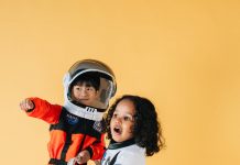 Cinco crianças em 2030: como será o perfil no futuro positive diverse children in astronaut costumes in studio