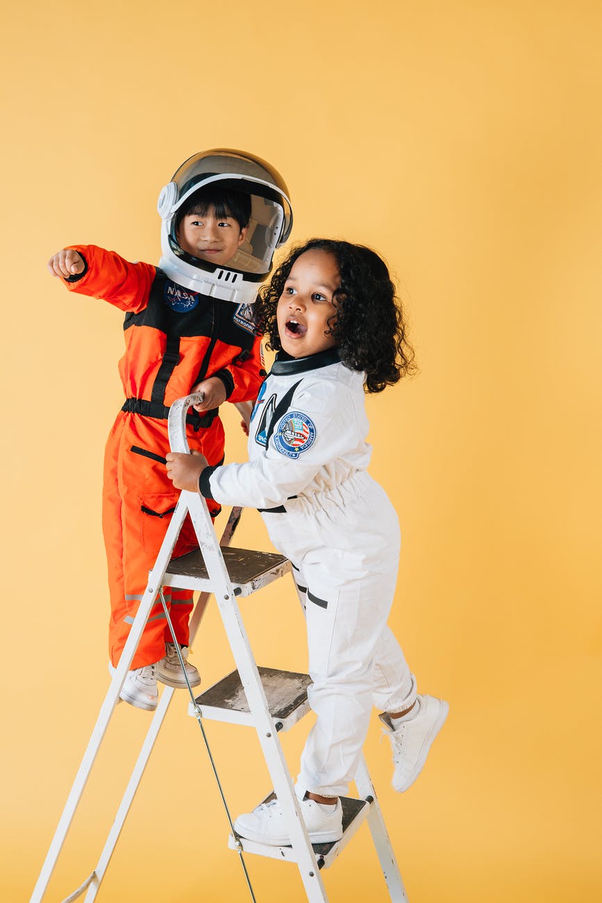Duas crian&ccedil;as brincam vestidas de astronautas. Como ser&aacute; a inf&acirc;ncia em 2030
