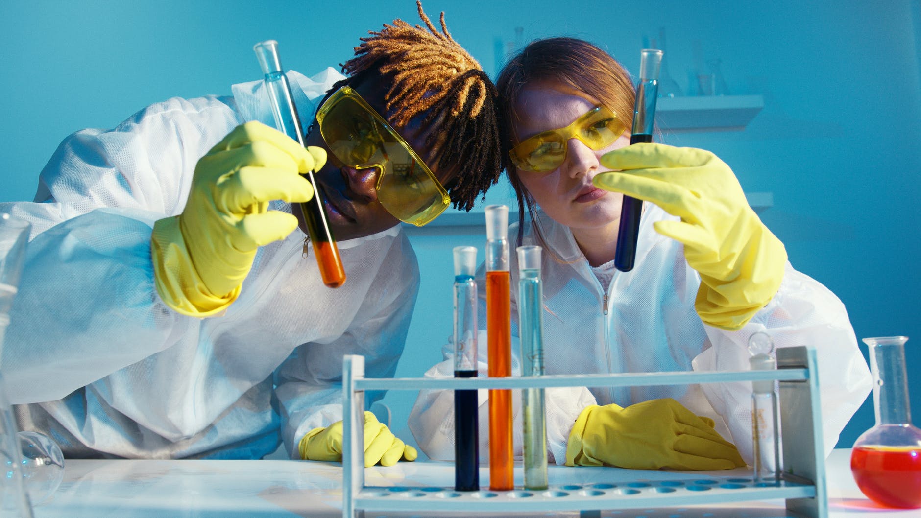 a man and a woman holding a test tube
um homem e uma mulher trabalham com um tubo de teste
O que &eacute; NBIC