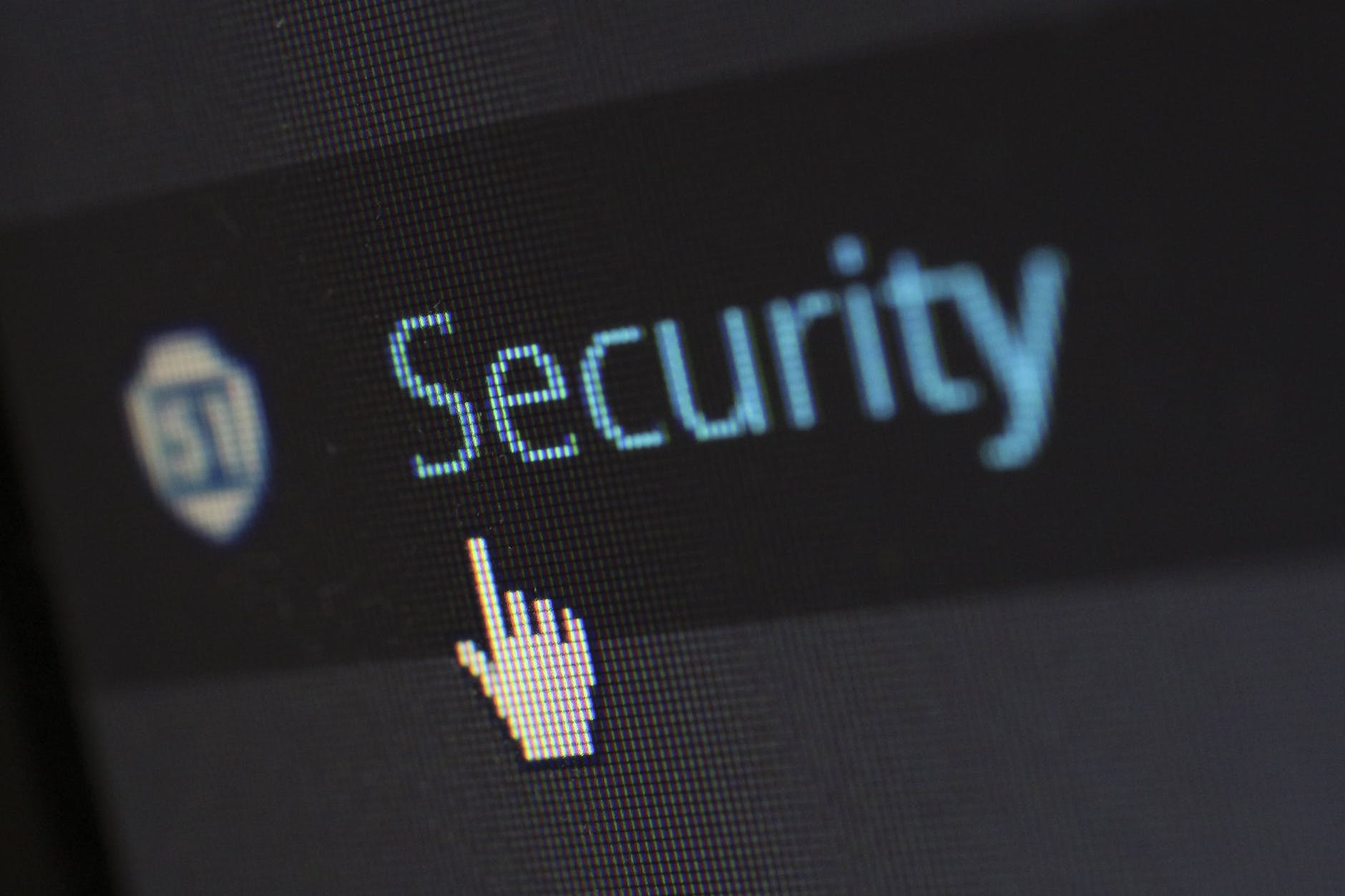 internet screen security protection
Imagem ilustrativa com com palavra security sobre fundo preto que simula tela de computador foto: pexels
 