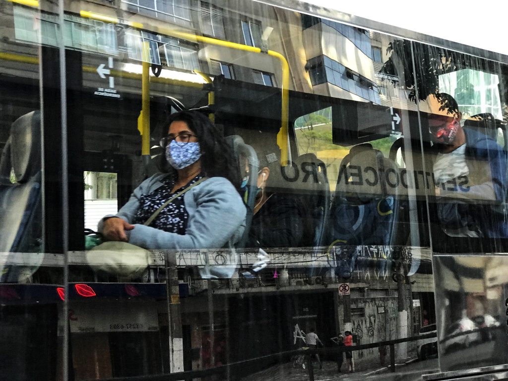 vista externa de uma passageira sentada dentro de um &ocirc;nibus 
mat&eacute;ria sobre futuro do transporte p&uacute;blico
