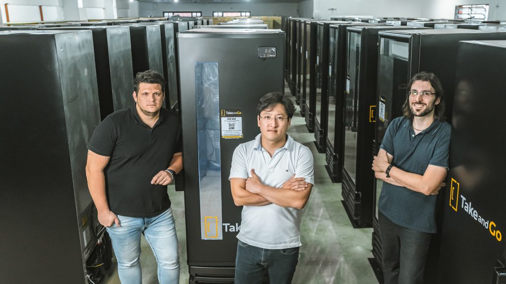 futuro do consumo: s&oacute;cios de startup de vending machines de cervejas diante das m&aacute;quinas foto divulga&ccedil;&atilde;o