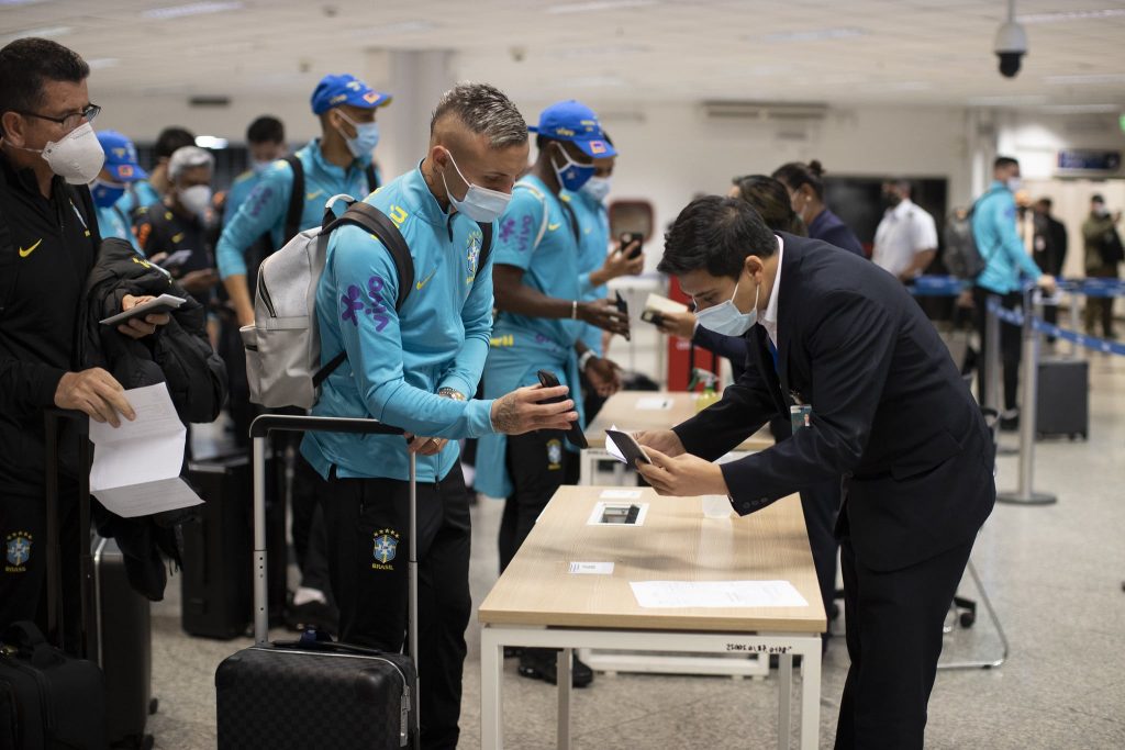 notas econ&ocirc;micas: 
jogadores desembarcam no paraguai, sem se envolver com as pol&ecirc;micas da copa am&eacute;rica