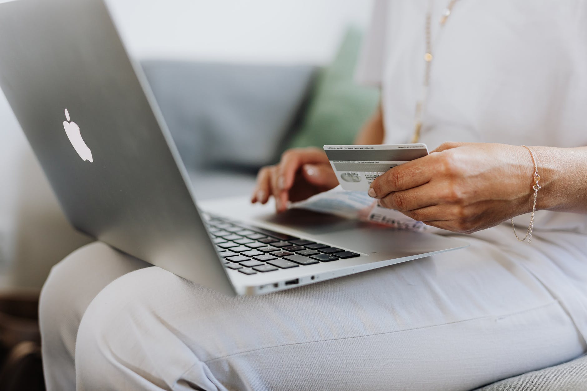 person using a macbook and holding a credit card
cartao de cr&eacute;dito