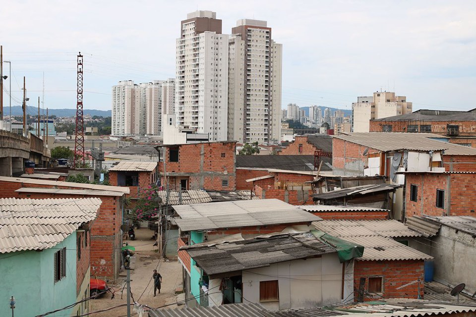 contraste de cidade brasileira: cen&aacute;rio entre riqueza e pobreza de moradias - o mundo em 2040