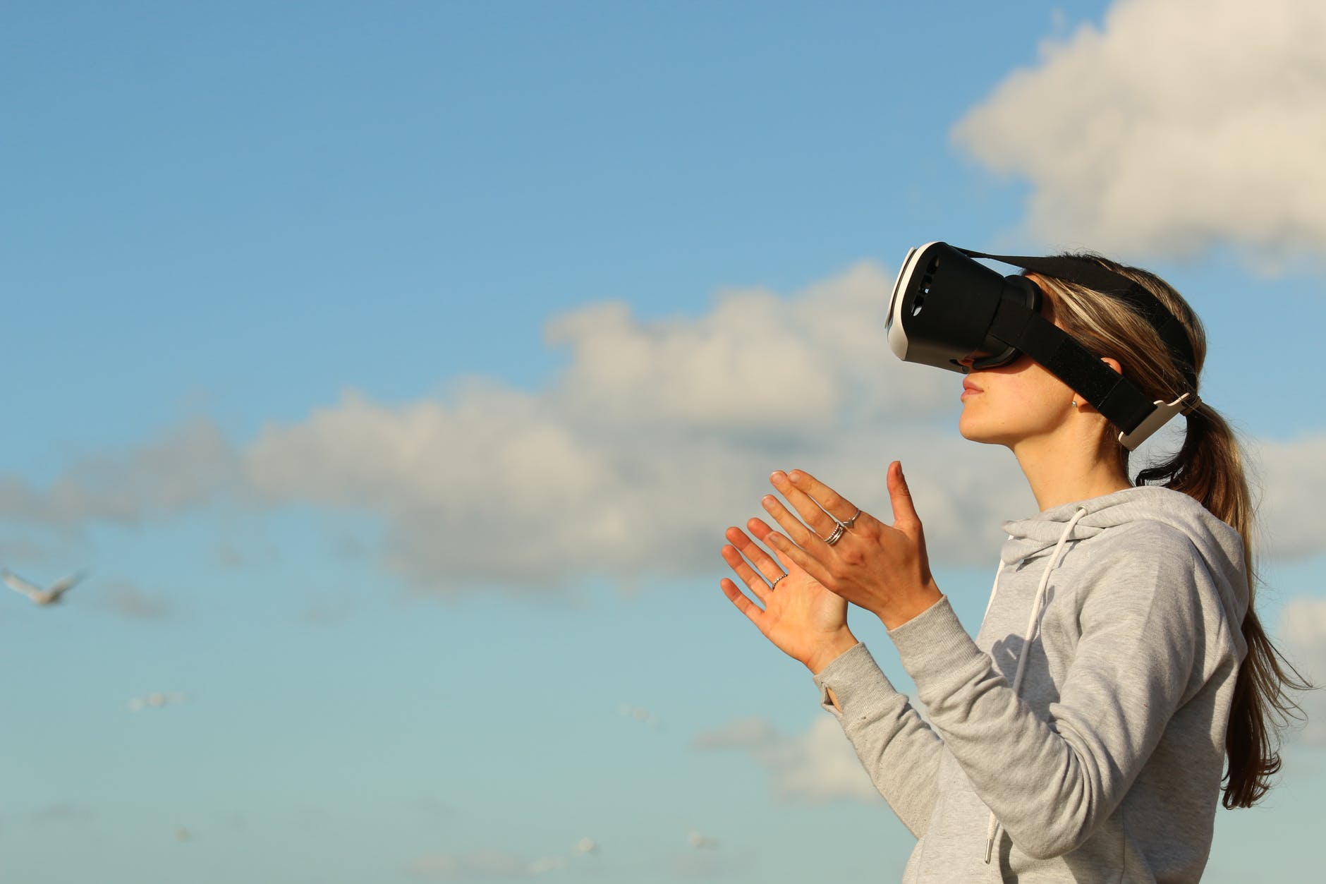 Mulher usa realidade virtual 
foto ilustrativa para a
coluna conversas sobre o futuro
woman using vr goggles