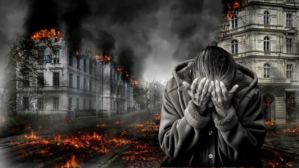Mulher chora de costas para uma cidade destru&iacute;da
Quer ser um futurista e entender o futuro da humanidade? Leve em conta que os avan&ccedil;os tecnol&oacute;gicos tendem a ser mais r&aacute;pidos que os civilizat&oacute;rios. 