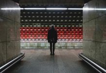 Quais as características e papeis mais importantes dos futuristas futurismo - homem no metro de praga - Photo by Jonas Jacobsson on Unsplash