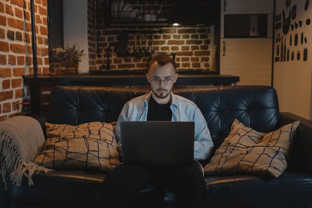 no futuro das empresas de TI o home office tende a se consolidar
man in black crew neck t shirt using black laptop computer