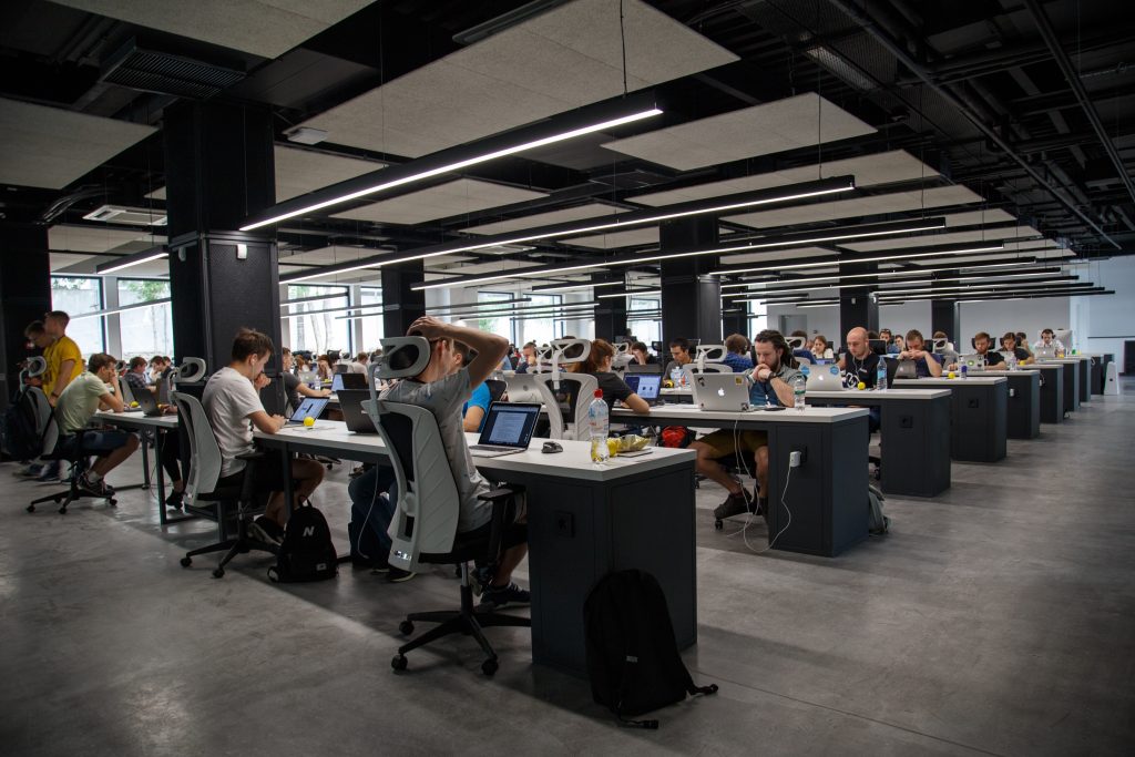 insatisfa&ccedil;&atilde;o no trabalho: foto mostra pessoas em atividade em um grande escrit&oacute;rio