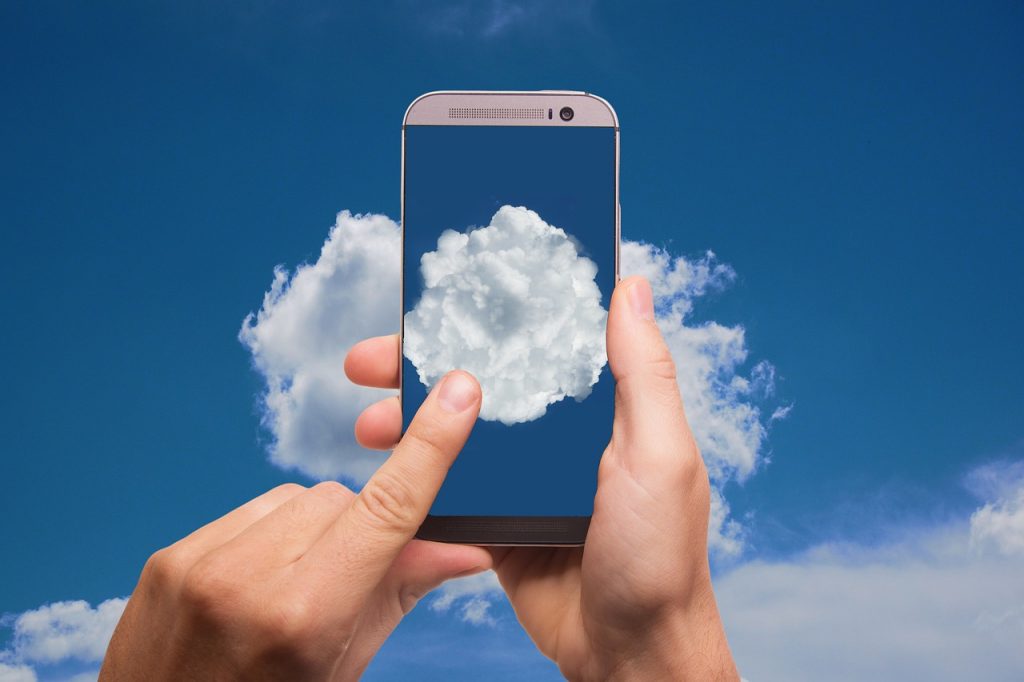ilustra&ccedil;&atilde;o de pessoa digitando num celular que simula uma tela de nuvem
Imagem de Gerd Altmann por Pixabay


A procura por telefonia em nuvem aumentou durante a pandemia, e o teletrabalho n&atilde;o &eacute; o &uacute;nico motivo pelo sucesso da tecnologia