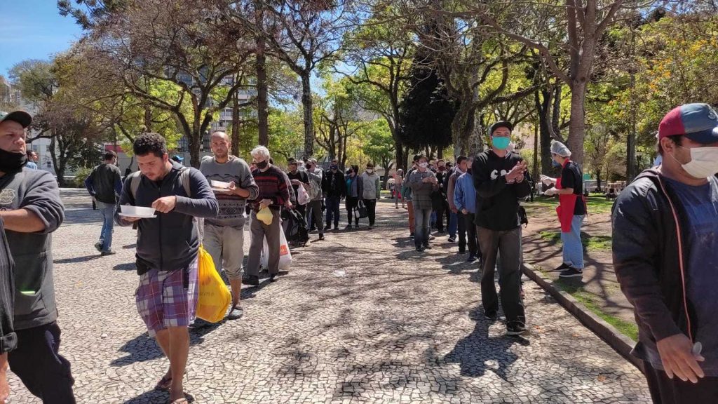o que vem por a&iacute;: foto de fila dupla de esfomeados. foto MST