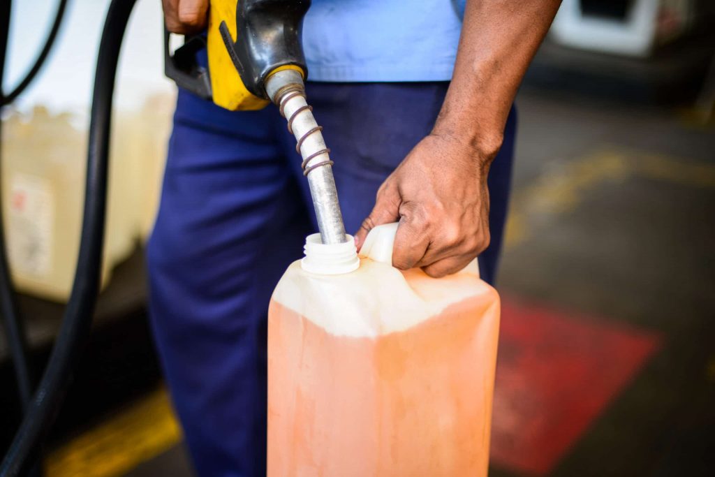Notas econ&ocirc;micas
Homem enche gal&atilde;o de gasolina 
Foto: Marcello Casal jr/Ag&ecirc;ncia Brasil