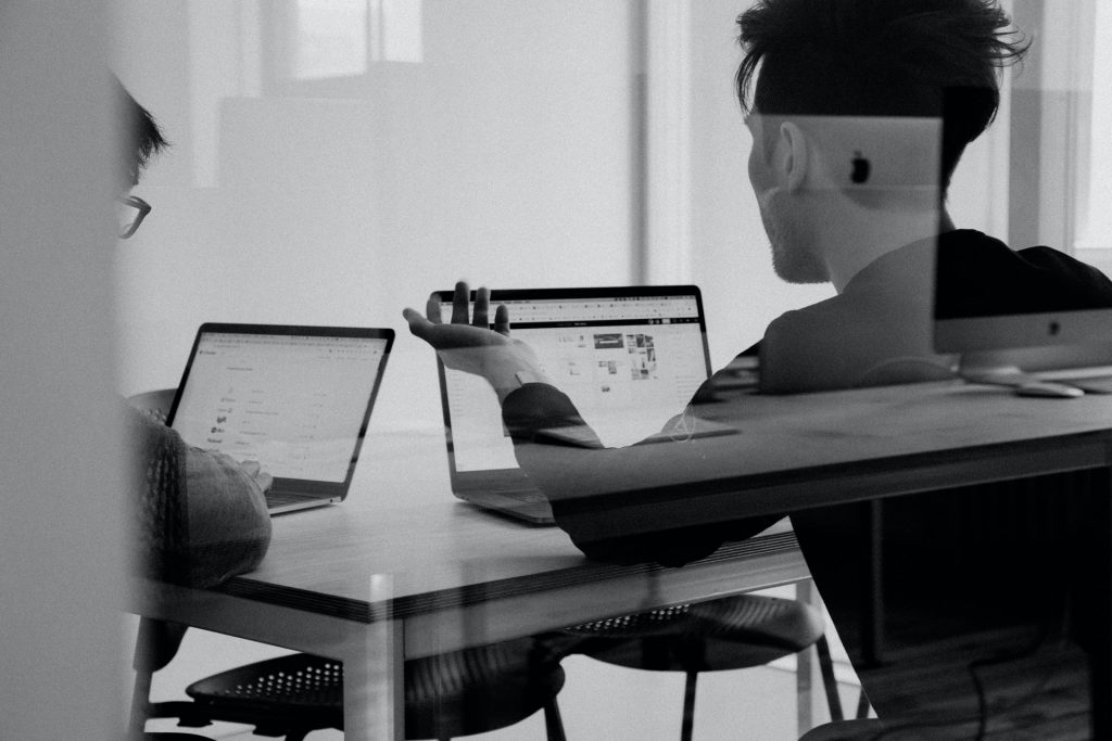 ci&ecirc;ncia e tecnologia: mat&eacute;ria sobre levantamento de neg&oacute;cios inovadores
foto: jovens em reuni&atilde;o
Photo by <a href="https://unsplash.com/@charlesdeluvio?utm_source=unsplash&utm_medium=referral&utm_content=creditCopyText">Charles Deluvio</a> on <a href="https://unsplash.com/s/photos/business-meeting?utm_source=unsplash&utm_medium=referral&utm_content=creditCopyText">Unsplash</a>
  