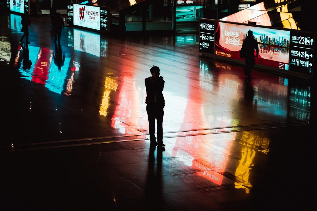 jovens em um ambiente escuro, diante de v&aacute;rias telas, destacando o contraste das imagens. Mat&eacute;ria sobre compet&ecirc;ncias do futuro: 