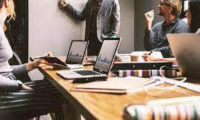 sala de reuni&atilde;o, v&aacute;rias pessoas - materia sobre participa&ccedil;&atilde;o da tecnologia da informa&ccedil;&atilde;o na economia
