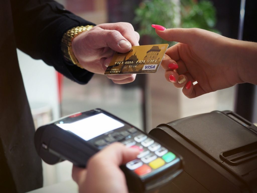 consumidor efetiva compra com cart&atilde;o - marketing digital - foto: pexels