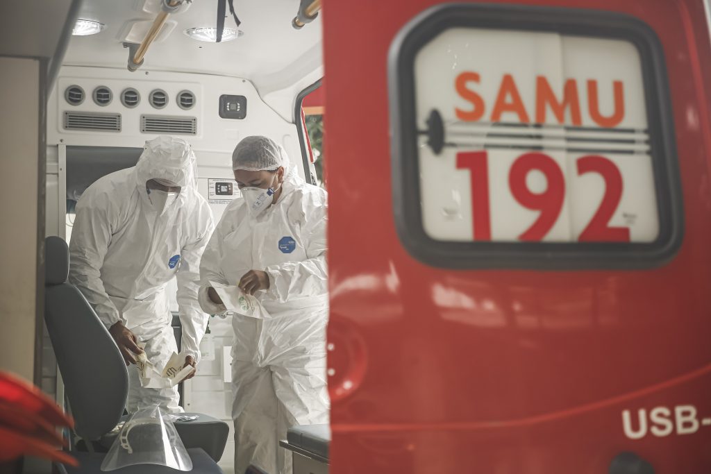 Andr&eacute;a R&ecirc;go Barros/PCR
profissionais de sa&uacute;de dentro de ambul&acirc;ncia do samu - para mat&eacute;ria sobre notas econ&ocirc;micas - queda dos atendimentos por covid